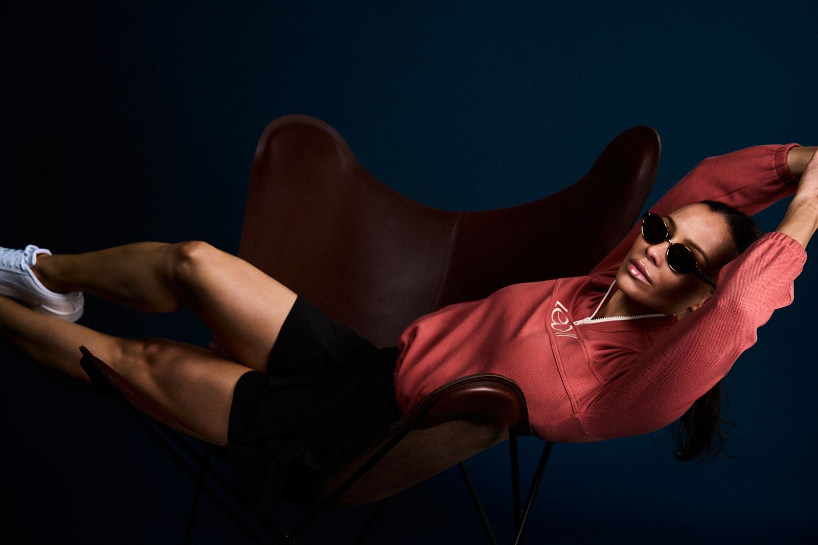 Laadukas naisten golfhame golfkentällä, premium golfvaate aktiiviseen peliin.