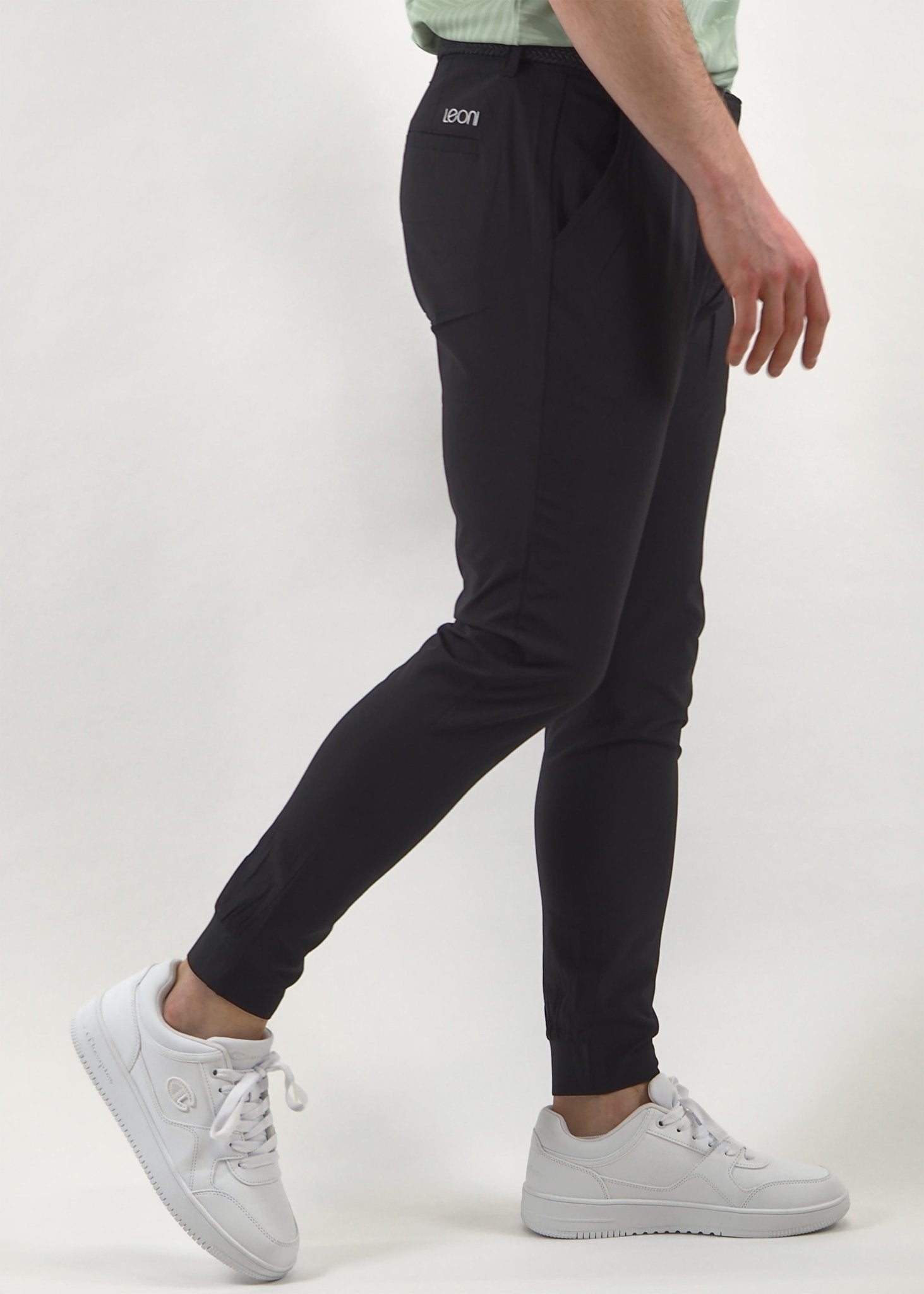 Miesten slim fit golfjoggers, musta - Leoni